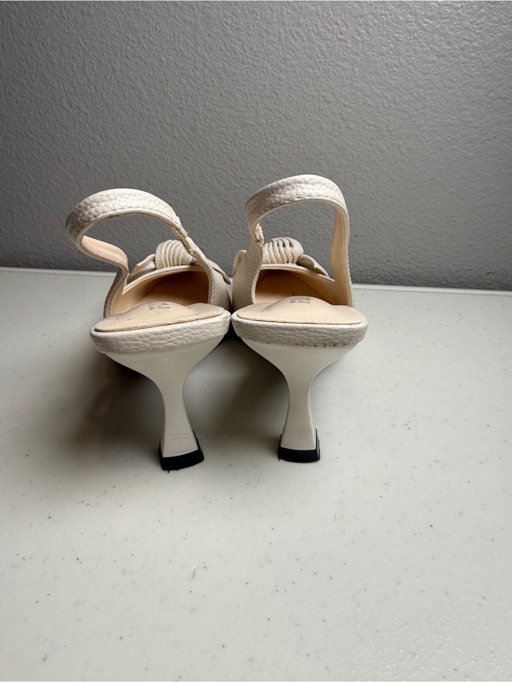 Ivory Slingback Heels Size 7.5 Pointed-Toe Bow Faux Leather Shoes - Picture 8 of 8